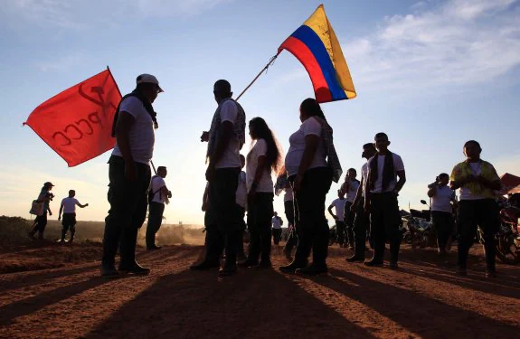 Guerrilleros del Frente 16 de las FARC, reunidos en El Diamante, un punto remoto en los Llanos del Yarí. :: MAURICIO DUEÑAS CASTAÑEDA / efe
