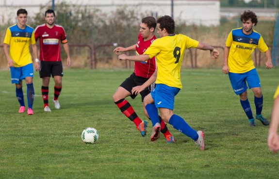 Pugna por el balón en el centro del campo. :: SONIA TERCERO