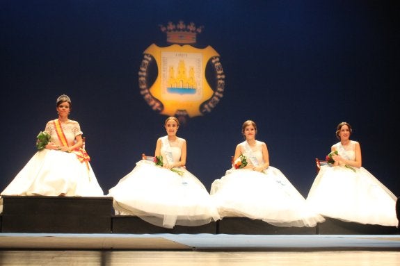 La reina María Simón y las damas Marta Domínguez, Silvia Garrido y Rebeca Solana fueron coronadas anoche con una emocionada ovación en el Teatro Cervantes. :: E.p.