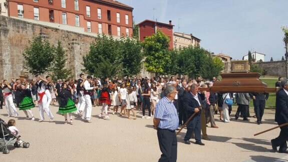 Procesión con la arqueta de San Millán. :: p.j.p.