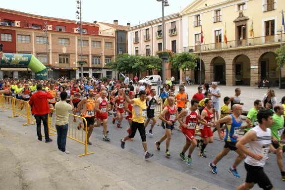 Partida. El numeroso pelotón de atletas tomó la salida en la Plaza de España de Alfaro.