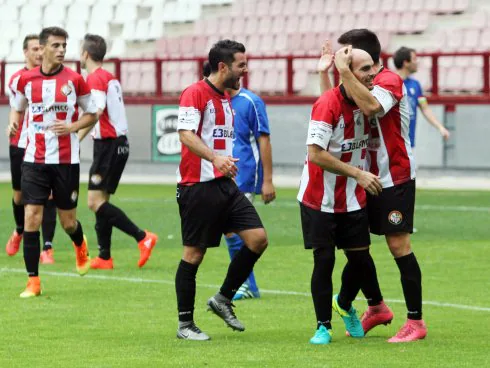 Los jugadores de la Sociedad Deportiva Logroñés celebran su segundo gol. :: jonathan herreros