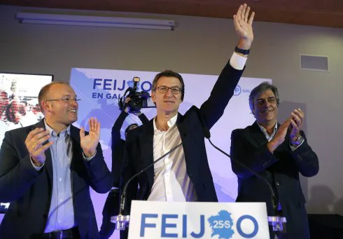 Alberto Núñez-Feijóo saluda a
los militantes del PP. :: efe