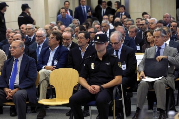 Vista general de los 65 acusados por las tarjetas 'black', con Díaz Ferrán a la izquierda y Rato junto a Blesa a la derecha. :: afp