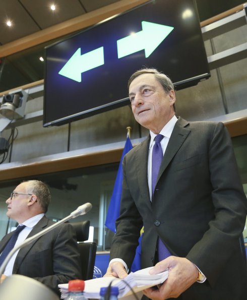El presidente del BCE, Mario Draghi, ayer en el Parlamento Europeo. :: efe