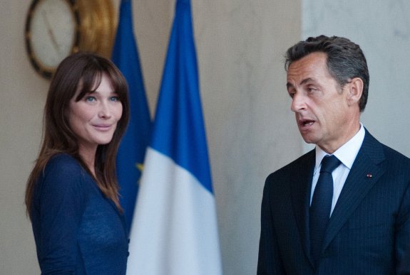 Carla Bruni y Nicolas Sarkozy, en una imagen de julio de 2010. :: MARTIN BUREAU / Afp