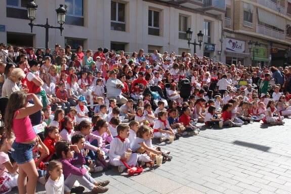 Los niños tomaron la plaza de Nuestra Señora de Vico a mediodía para acompañar a Gorgorito en su primera aventura de estas fiestas. :: 