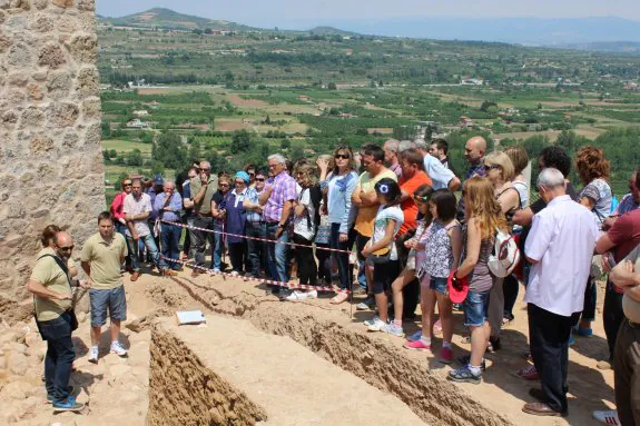 Imagen de archivo de una anterior visita guiada al yacimiento del castillo de Nalda. :: l.r.