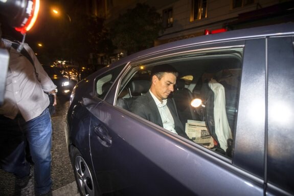 Sánchez abandona anoche
en su vehículo la sede
federal del PSOE en
la calle Ferraz de Madrid.
