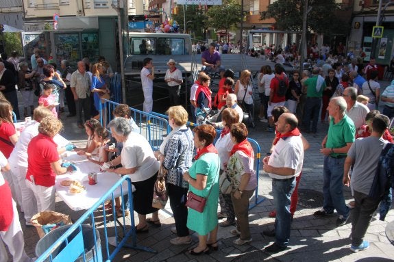 La peña Lubumbas ofreció una degustación de queso fresco en la Puerta Munillo, eje sobre el que gira el ambiente y los actos durante las fiestas arnedanas. :: e.p.