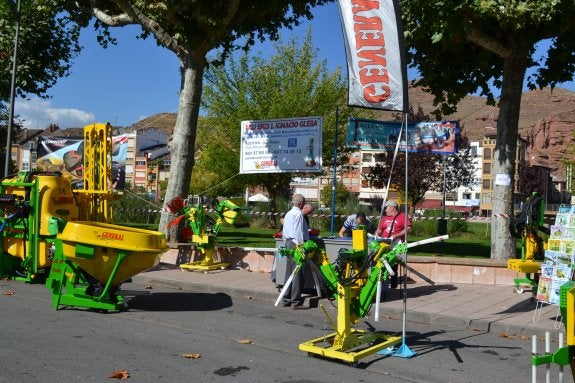 Unos visitantes a la feria conversan con un expositor de Azofra. :: 