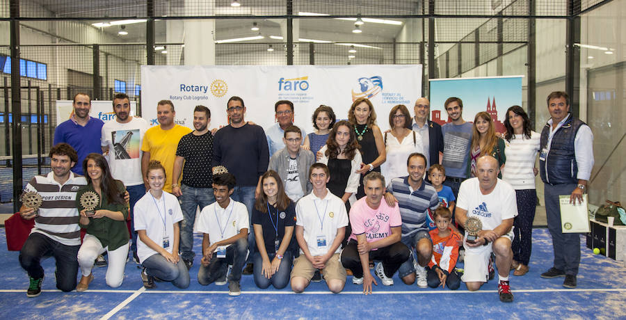 Particpantes en el torneo de pádel a beneficio de FARO. 