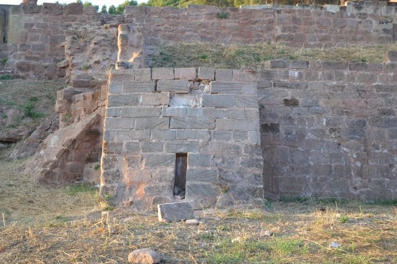 Una de las piedras de sillería caída y la grieta en la pared. :: 