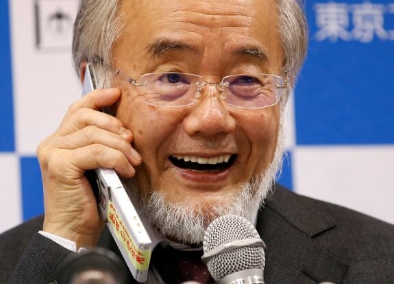 Ohsumi atiende a los medios de comunicación, ayer, tras saber que había ganado el Nobel. :: K. K. Reuters