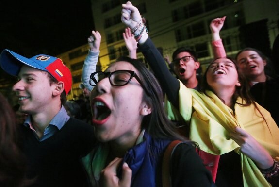 Seguidores del 'no' celebran la victoria en una calle de Bogotá. :: afp