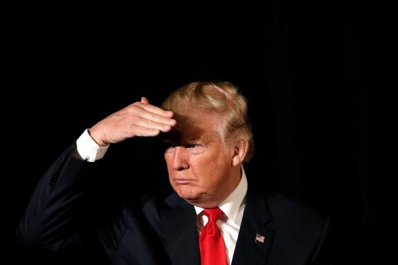 Donald Trump observa a sus seguidores durante un acto electoral en Virginia. :: Mike Segar / reuters