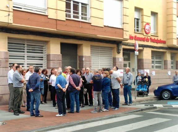 Concentración ayer delante del sindicato UPA-UGT. :: 