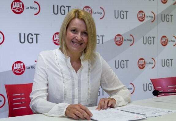 Carmen Barrera, secretaria nacional de empleo de UGT, ayer en Logroño. :: díaz uriel