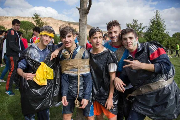 Un grupo de estudiantes en la celebración ayer del día de las novatadas de la universidad. :: andrea aragón
