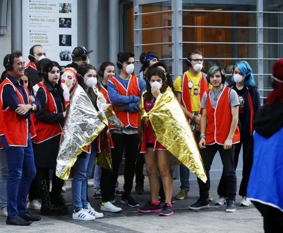 Representación de 'Domini públic' a las puertas del Teatro Bretón, ayer en la apertura del 37º Festival de Logroño. :: jonathan herreros