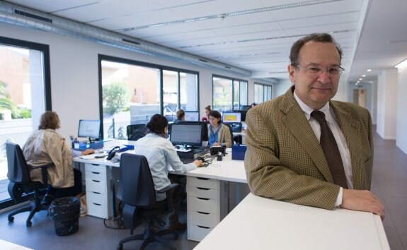 José María Vázquez, rector de la Universidad Internacional de La Rioja (UNIR) posa en la nueva sede, en avenida de la Paz. :: sonia tercero