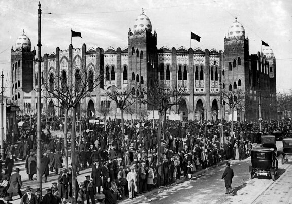 La Plaza de toros Monumental de Barcelona el día de la corrida de su reinauguración en 1916. :: BRANGULI / ABC