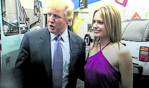 Donald Trump es recibido por una presentadora de televisión al bajar del autobús donde realizó las declaraciones ahora difundidas. :: r. c.