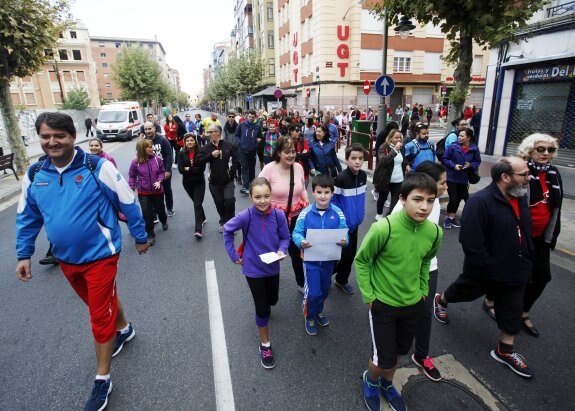 Salida de la Marcha Solidaria desde la sede de UGT, en la calle Milicias de Logroño. :: jonathan herreros