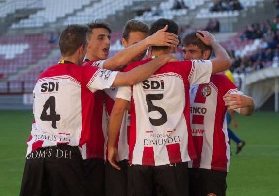 Los jugadores de la Sociedad Deportiva Logroñés celebran uno de sus seis goles. ::