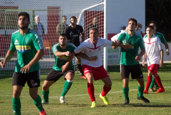 Herreros pugna con Chencho y Javi por la posición. :: 