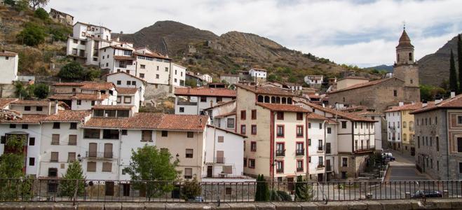 Soledad. La panorámica de Soto en Cameros refleja calles vacías y muchas casas con las persianas bajadas. 