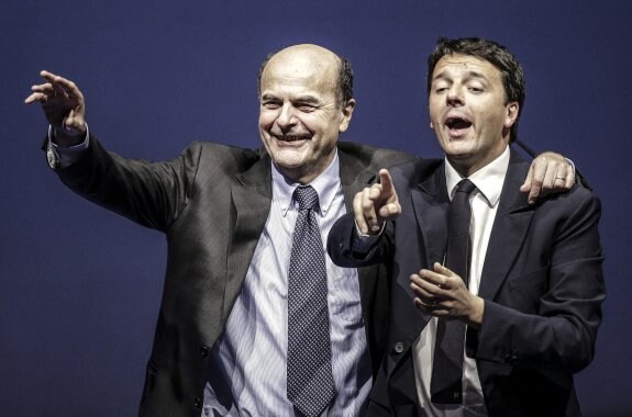 Matteo Renzi, a la derecha, junto a Pierluigi Bersani en un acto del partido celebrado en Florencia, en 2013. :: Max Rossi / Reuters