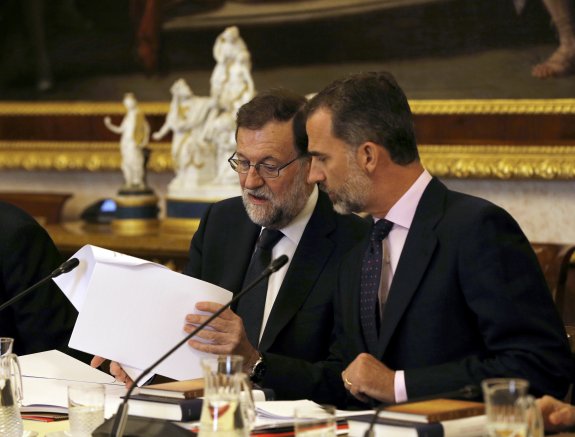 Rajoy y el Rey, ayer, en la reunión del Patronato del Instituto Cervantes. :: ballesteros / efe