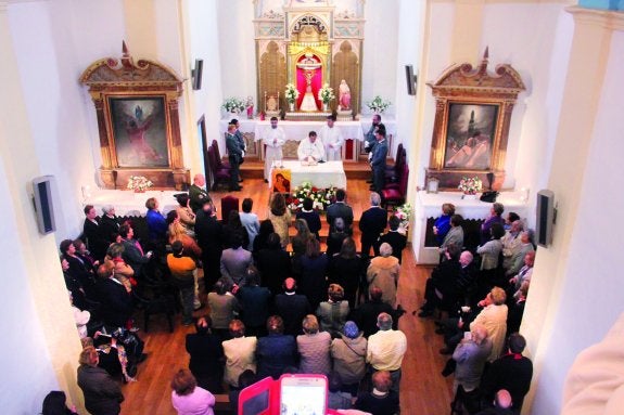 Los vecinos llenaron la ermita del Pilar para asistir a las eucaristías que acogió por su festividad. :: 