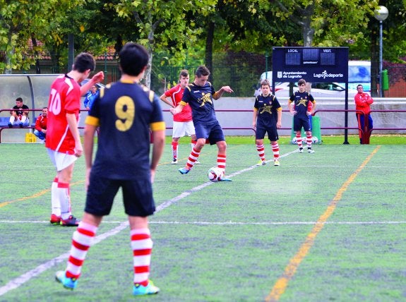 Un jugador procede al saque de centro que inaugura la campaña. 