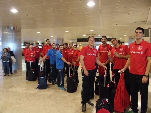 La plantilla del Naturhouse espera a embarcar en el aeropuerto de Barajas rumbo a Estambul. :: m.s.