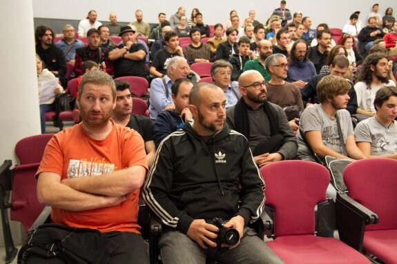 Público en el aula magna de la Universidad de La Rioja. :: D.U.