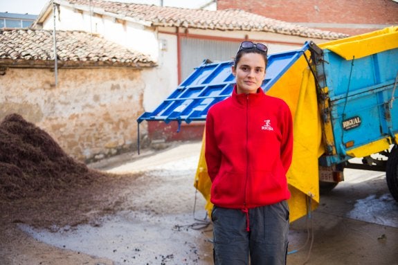 Viviana se asegura de que la entrega en bodega sea correcta