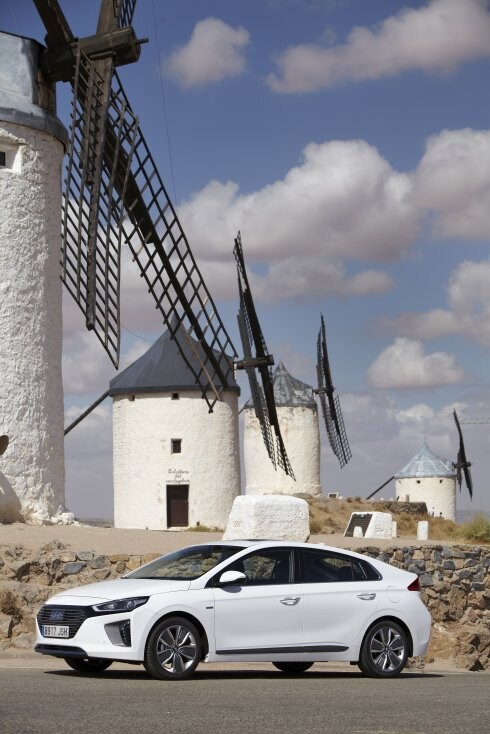 Energía alternativa. El Ioniq híbrido delante de unos molinos de viento en La Mancha. :: L.R.M.
