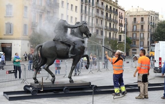 EXHIBEN EN BARCELONA  UNA ESTATUA DE FRANCO SIN CABEZA