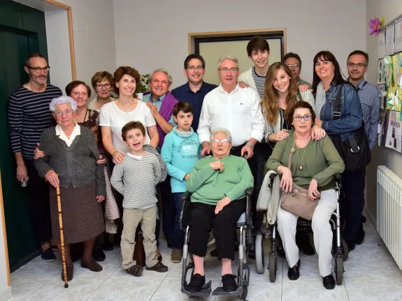 Felipa Lázaro, en el centro, con su familia ayer en la residencia Monte Rincón. :: miguel herreros
