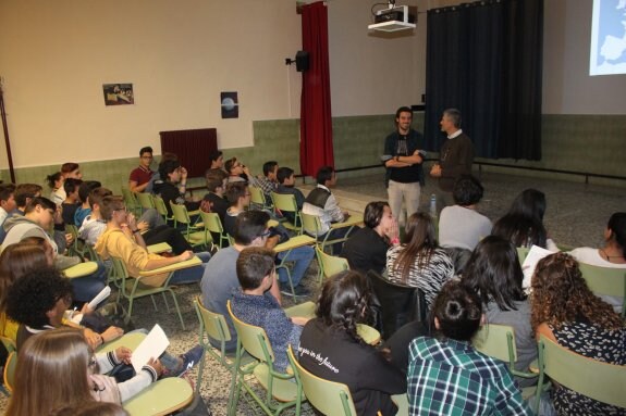 Astorgano habló ayer para alumnos de bachillerato de Arnedo. :: e.p.
