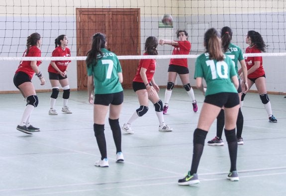 Un partido de voley disputado en la última edición de los Juegos Deportivos. :: Fernando Díaz