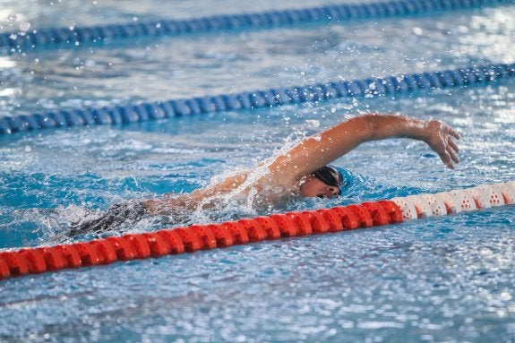 Una prueba de natación escolar de estilo libre. :: Fernando Díaz
