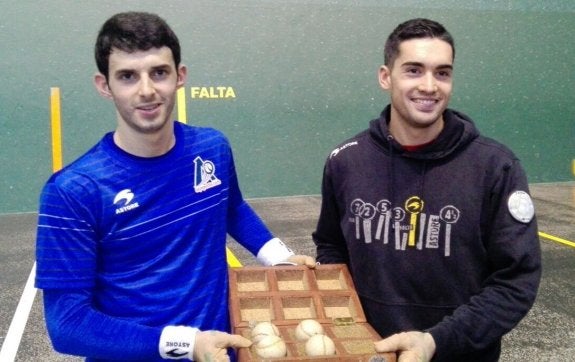 Altuna y Víctor, con el material elegido en San Sebastián. :: aspepelota