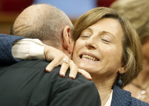 Carme Forcadell saluda en el Parlamento catalán al diputado Lluis Llach. :: andreu dalmau / efe