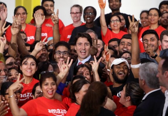 El primer ministro canadiense, Justin Trudeau, ayer junto a los empleados de Amazon en Brampton, Ontario. :: Fred Thornhill / Reuters