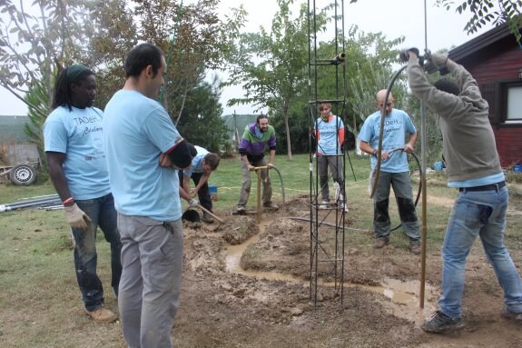 Aguirre y su equipo, ayer, durante la preparación de un pozo. :: e.p.