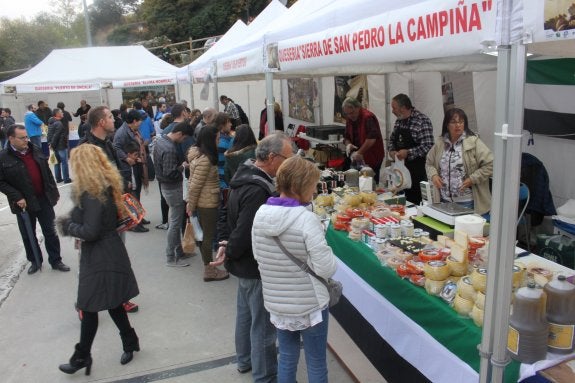 Las jornadas acogen puestos con 19 marcas queseras de toda España. :: e.p.