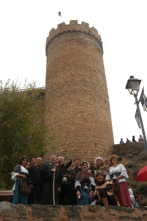 Exhibición de herrería y forja (izquierda) y la llegada de los monjes con 'la sopa boba' a los pies de una torre del castillo (derecha). :: sanda